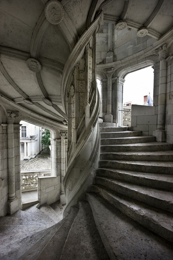 1-architecture-gothique-intérieur-escalier