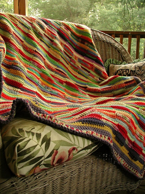 1-couverture-au-crochet-colorée-fauteuil