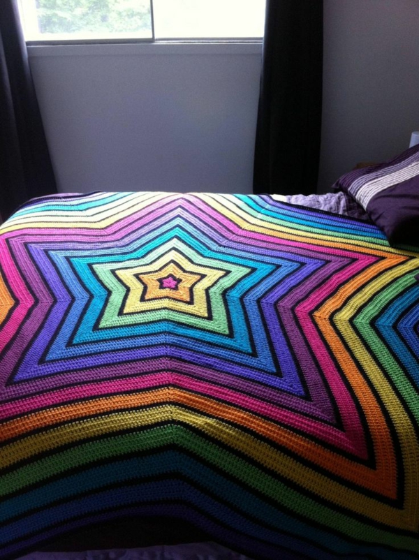 1-couverture-au-crochet-colorée-lit