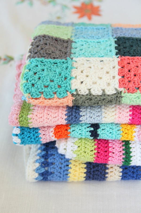 1-couverture-tricotée-lit-coloré