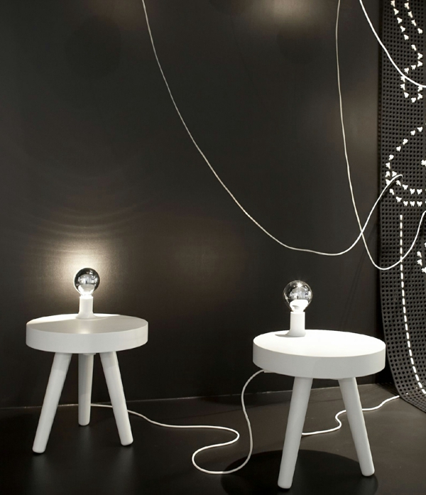 lampe-tactile-luminaire-blanc-chaises-décoration