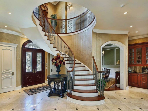 Beau-antique-circle-bois-table-avec-fleurs-vase-decorer-idées-Under-A-Classique-Classy-Stairs-Design-Les-escaliers-colimaçons