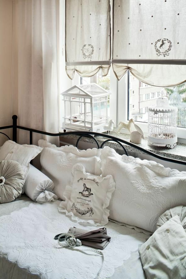 Chic-et-sobre-avec-le-style-Gustavien-chambre-à-coucher-resized
