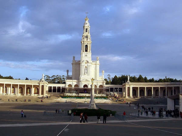Fatima-places-pour-périlinage-cathédrale-place-réligieuse-resized