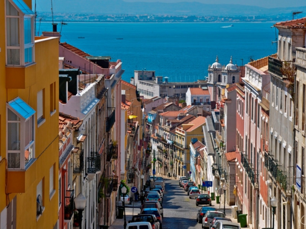 Lisboa-petite-rue-qui-donne-à-la-mer-jolie-paysage
