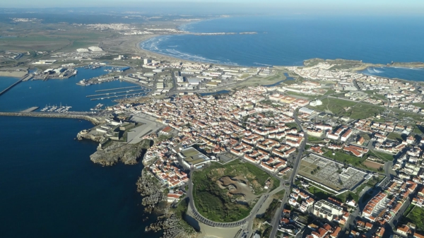Peniche-île-près-de-lisbonne-vue-de-l'avion-resized