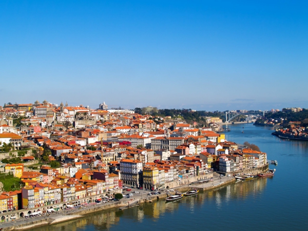 Porto-Portugal-paysage-avec-maisons-au-bord-de-la-mer