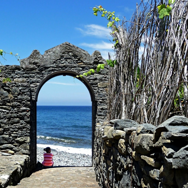 Portugal-la-porte-de-l-océan-pierres-mer-resized