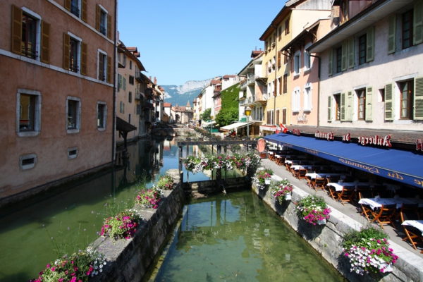 Venise-visite-à-ne-pas-manquer-le-canal-avec-les-maisons-resized