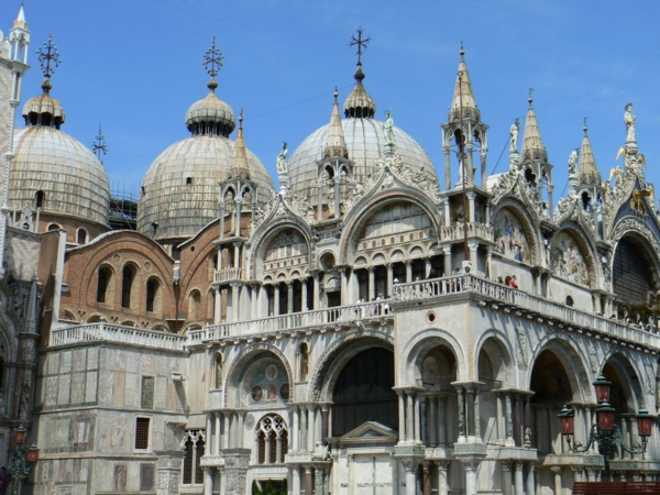 Venise-visite-à-ne-pas-manquer-les-toits-de-la-basilique-saint-marc-resized