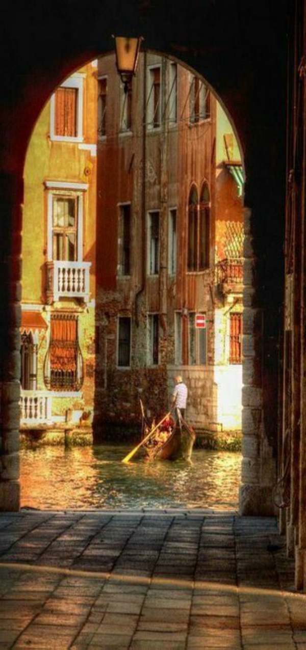 Venise-visite-à-ne-pas-manquer-vue-entre-les-maisons