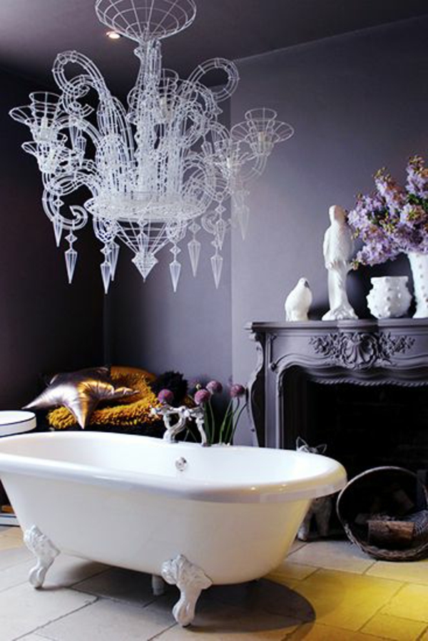 ambiance-violet-baroque-salle-de-bain-baignoire-fleurs-style-neo-baroque