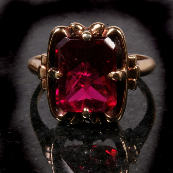 anneau-or-et-rubis-pierre-précieux-rouge