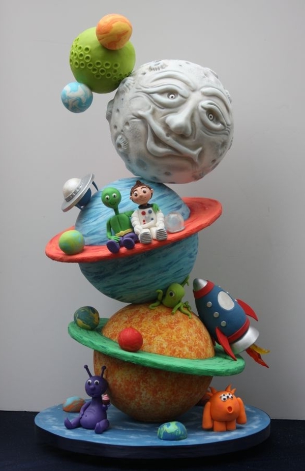anniversaire-originale-avec-un-gâteau-à-thème-populaire-astronaute