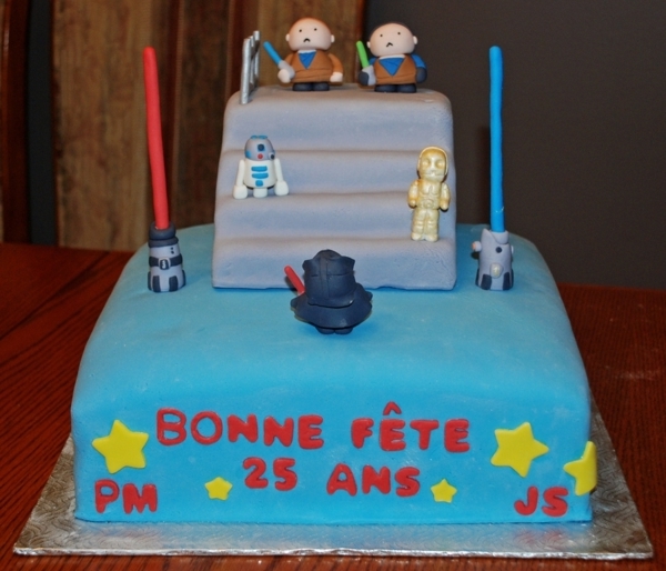 anniversaire-originale-avec-un-gâteau-à-thème-populaire-star-wars