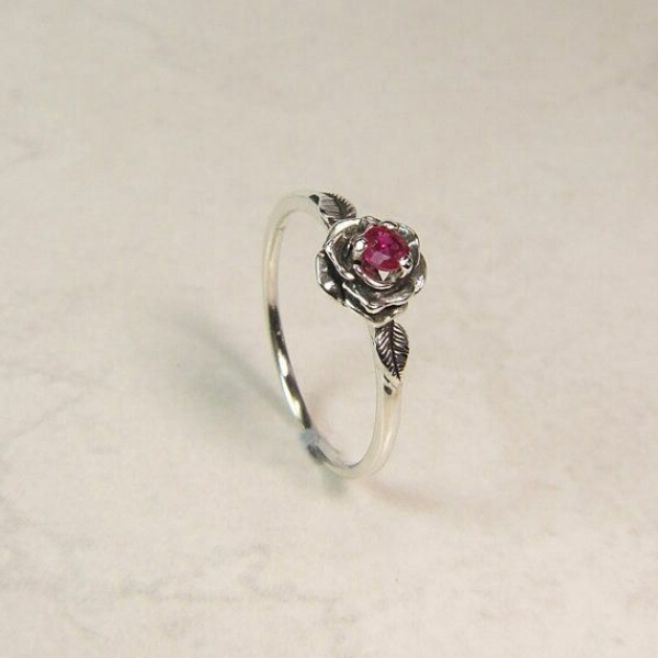 bague-rubis-rouge-accessoire-luxe-jolie-rose