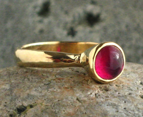 bague-rubis-rouge-accessoire-ronde-en-or