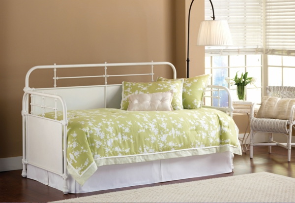 banquette-lit-avec-une-couette-en-blanc-et-vert-une-salle-de-séjour-beige