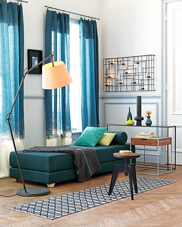 banquette-lit-bleue-design-super-moderne-des-rideaux-bleus-et-un-tapis-géométrique