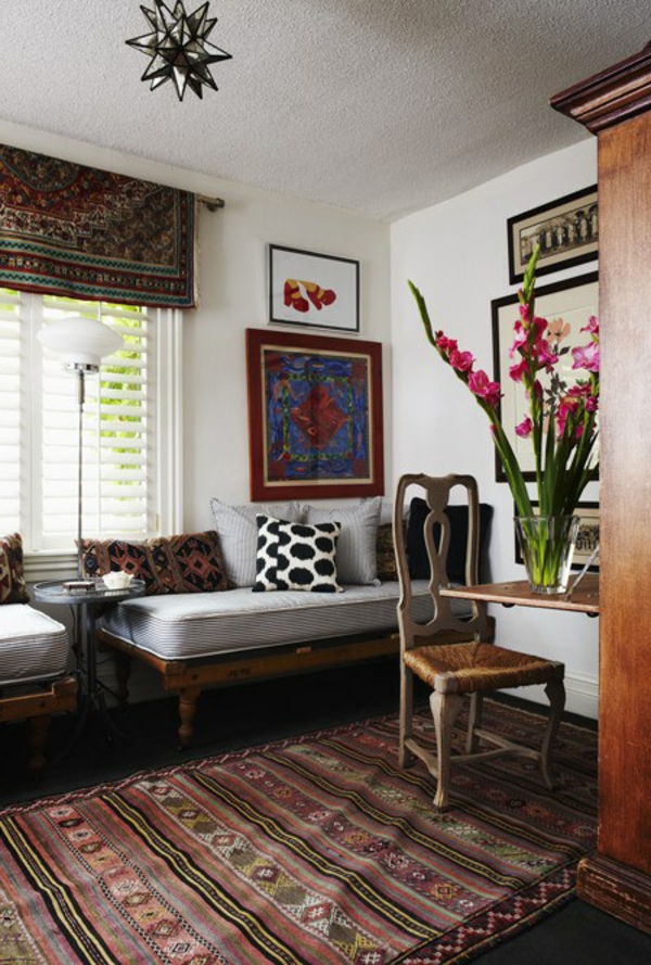 banquette-lit-en-bois-dans-une-chambre-rustique