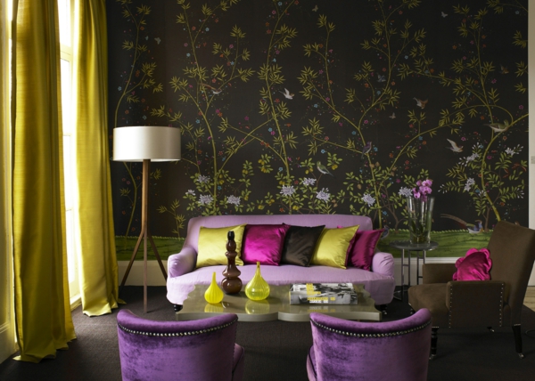 belle-chambre-violet-ambiance-joviviale-nature-plante-verte-d-intérieur-sofa-coussins