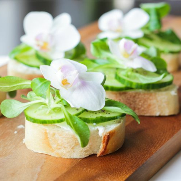 fleurs-comestibles-bien-décorée-sandwich-avec-cocombre-et-fleurs-mangables