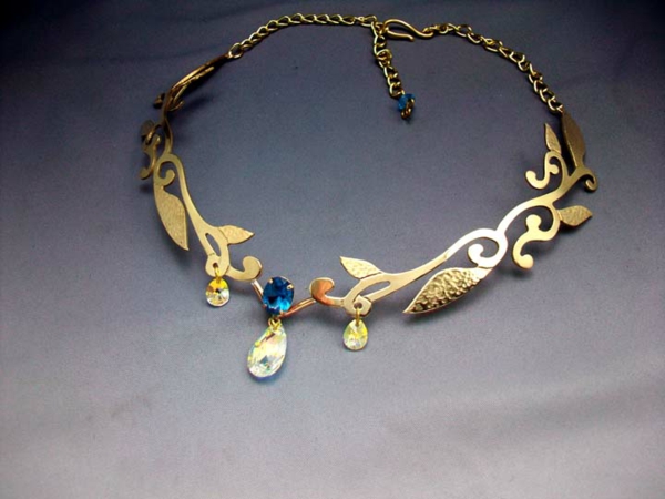 bijoux-elfiques-jolie-diadème-avec-des-pendentifs-pierres-