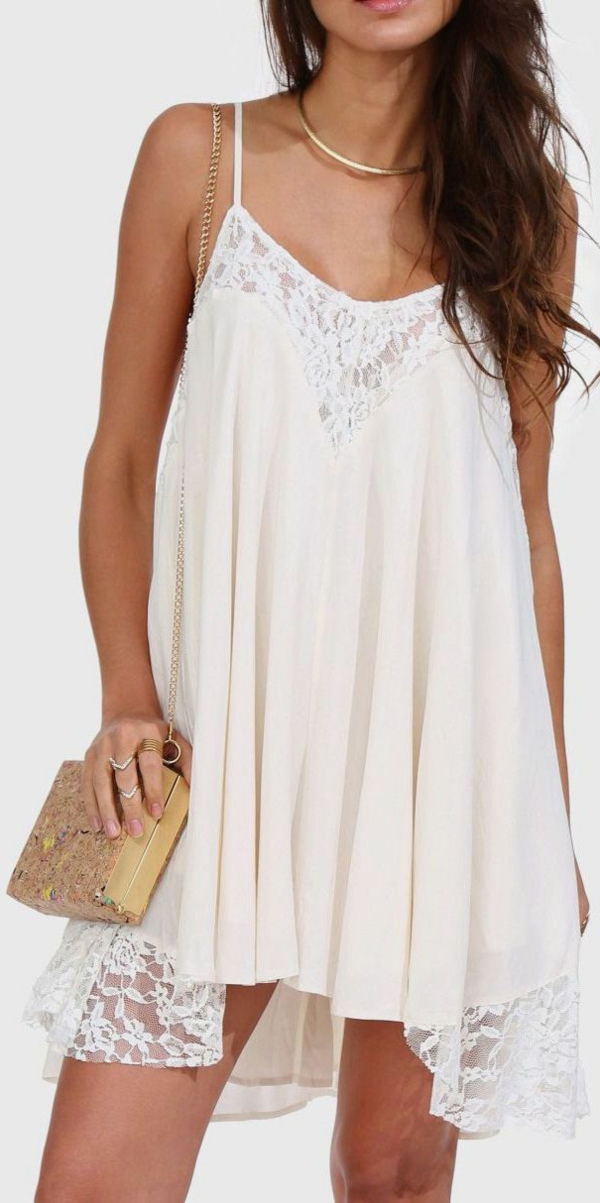 blanche-robe-avec-des-accessoires-or-petit-sac-à-main