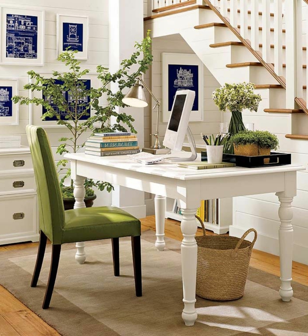 bureau-moderne-blanc-escalier-déco-verte-et-une-chaise-verte