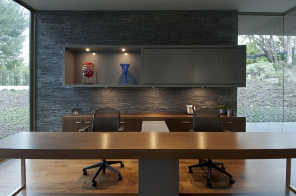 bureau-moderne-en-bois-et-mur-en-pierre-noire-office-moderne-et-élégant