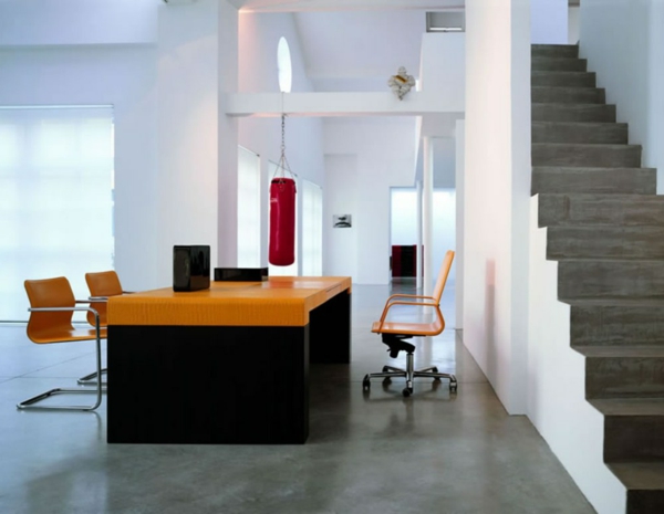 bureau-moderne-à-la-maison-un-escalier