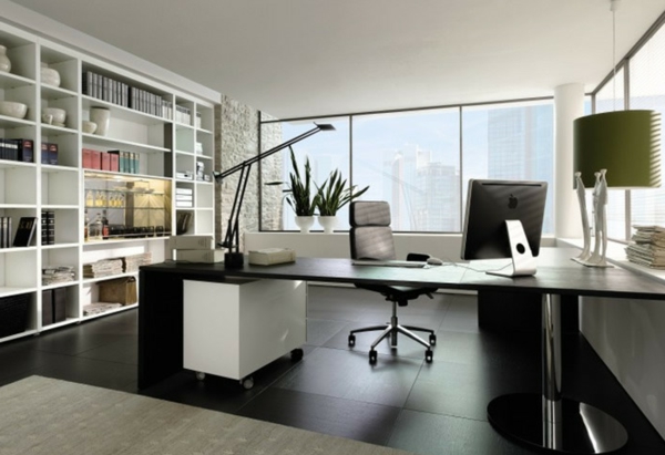 bureau-moderne-stylé-grande-étagère-murale-blanche-et-bureau-noir