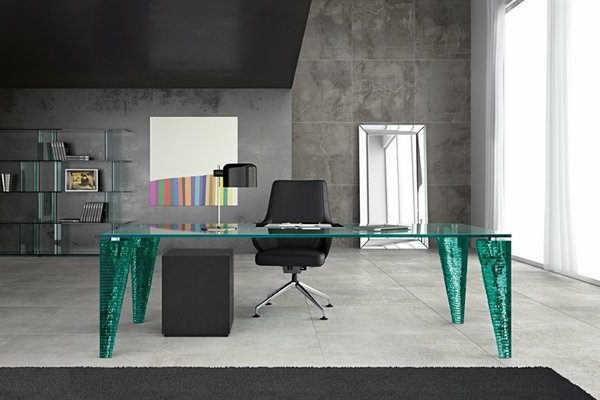 bureau-moderne-un-bureau-en-verre-spectaculaire-et-une-chaise-pivotante