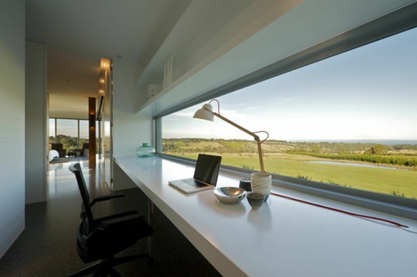 bureau-moderne-une-large-fenêtre-horizontale-et-grand-bureau-suspendu