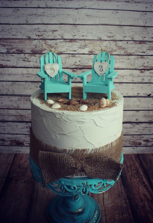 cadeau-pour-amoureux-gâteau-avec-deux-chaises-plage