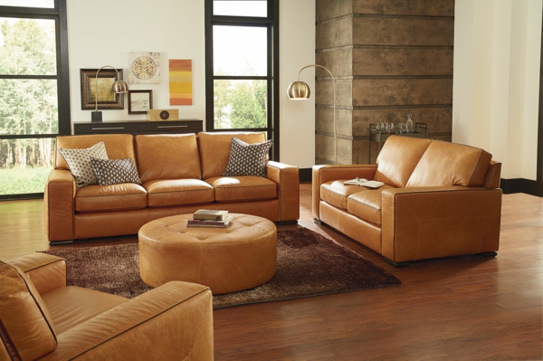 canapé-natuzzi-canapés-en-cuir-marron-lampadaires-arcs-et-un-pouf-rond-en-cuir