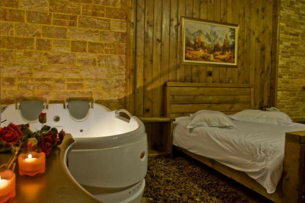 chambre-d'hôtel-avec-jacuzzi-intérieur-harmonieux-en-bois-et-pierre