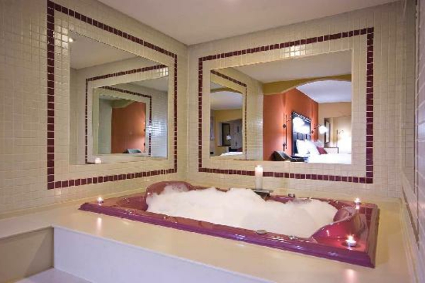 chambre-d'hôtel-avec-jacuzzi-jacuzzi-et-deux-grands-miroirs