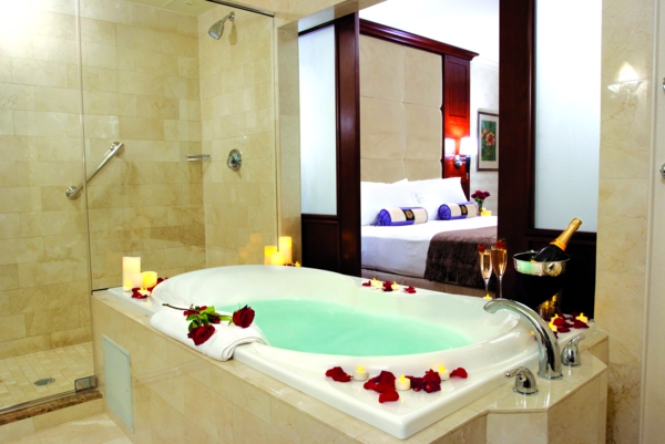 chambre-d'hôtel-avec-jacuzzi-salle-de-bains-luxueuse-avec-baignoire-spa