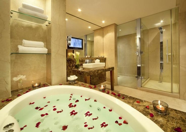 chambre-d'hôtel-avec-jacuzzi-une-belle-baignoire-spa