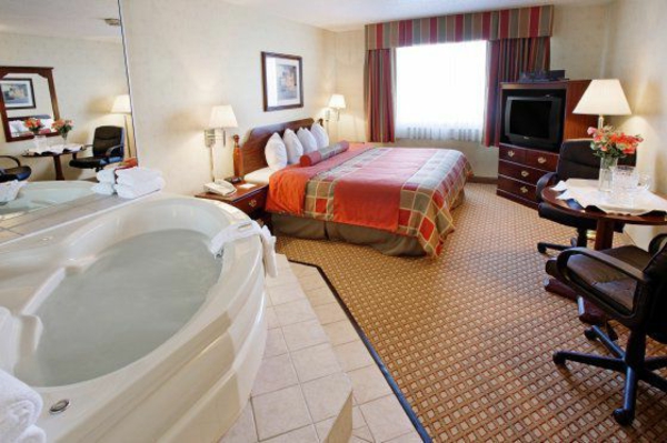 chambre-d'hôtel-avec-jacuzzi-une-grande-baignoire-spa-dans-la-chambre