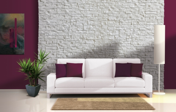 chambre-en-violet-plante-sofa-coussins-mur-en-pierre