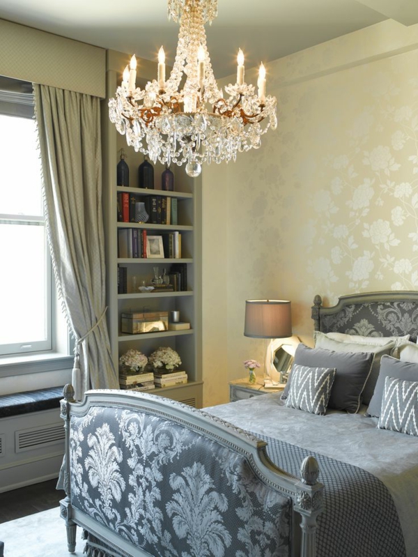 chambre-à-coucher-intérieur-contemporain-lustre-baroque-séjour-lit-couvre-coussins-style