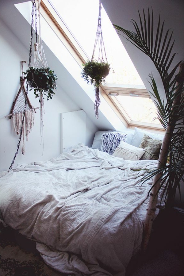 chambre-à-coucher-poétique-jolie-tois-plantes-vertes-lumière-lit-coussins