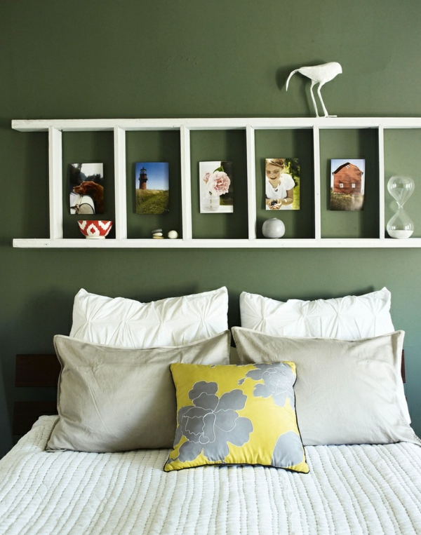 chambre-à-coucher-verte-lit-coussins-étagère-en-haut-échelle-versée