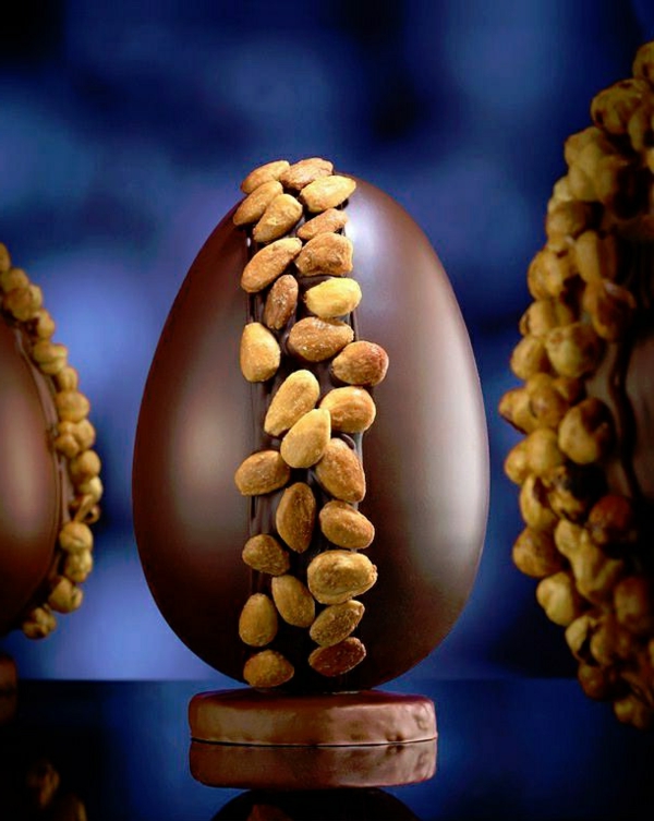 chocolat-Paques-décoration-avec-des-amondes