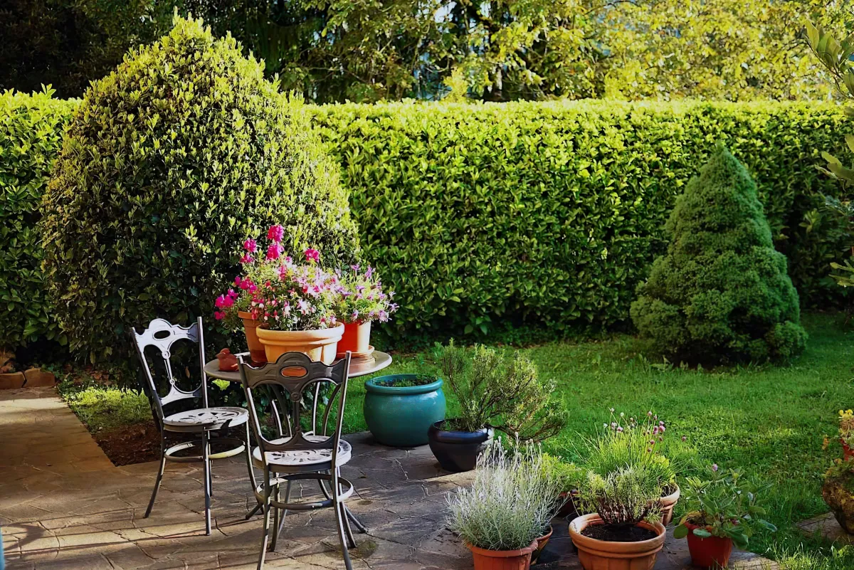 comment creer un joli coin repas dans le jardin