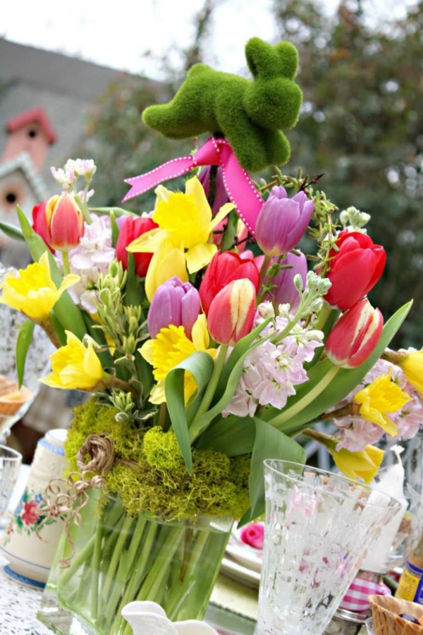 composition-florale-Pâques-tulipes-narcisses-lapin-mousse