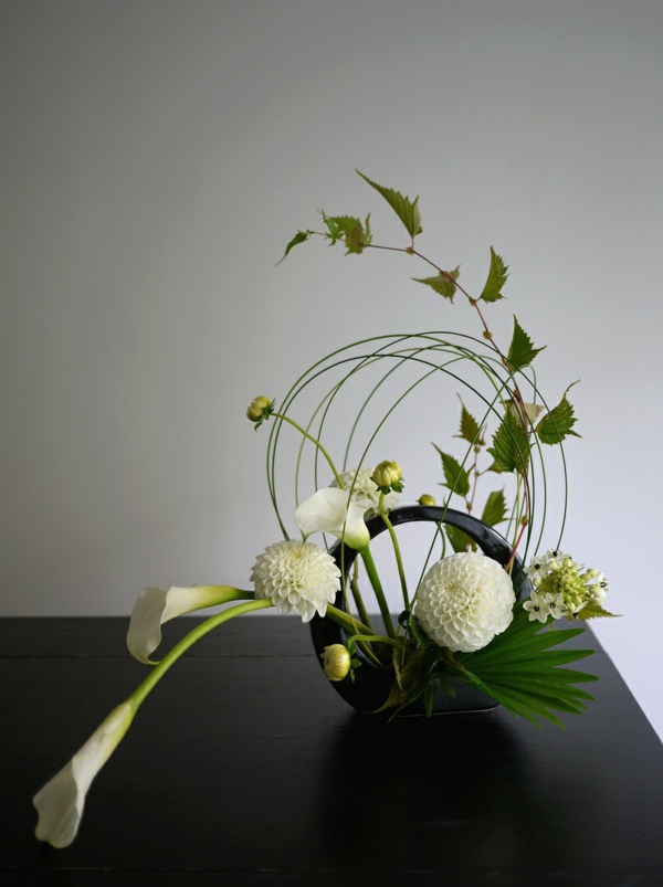 composition-florale-fleurs-bien-rangées-calias