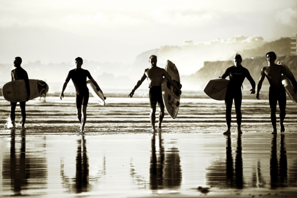 couche-de-soleil-photo-blanc-et-noir-surfeurs-à-Biarritz